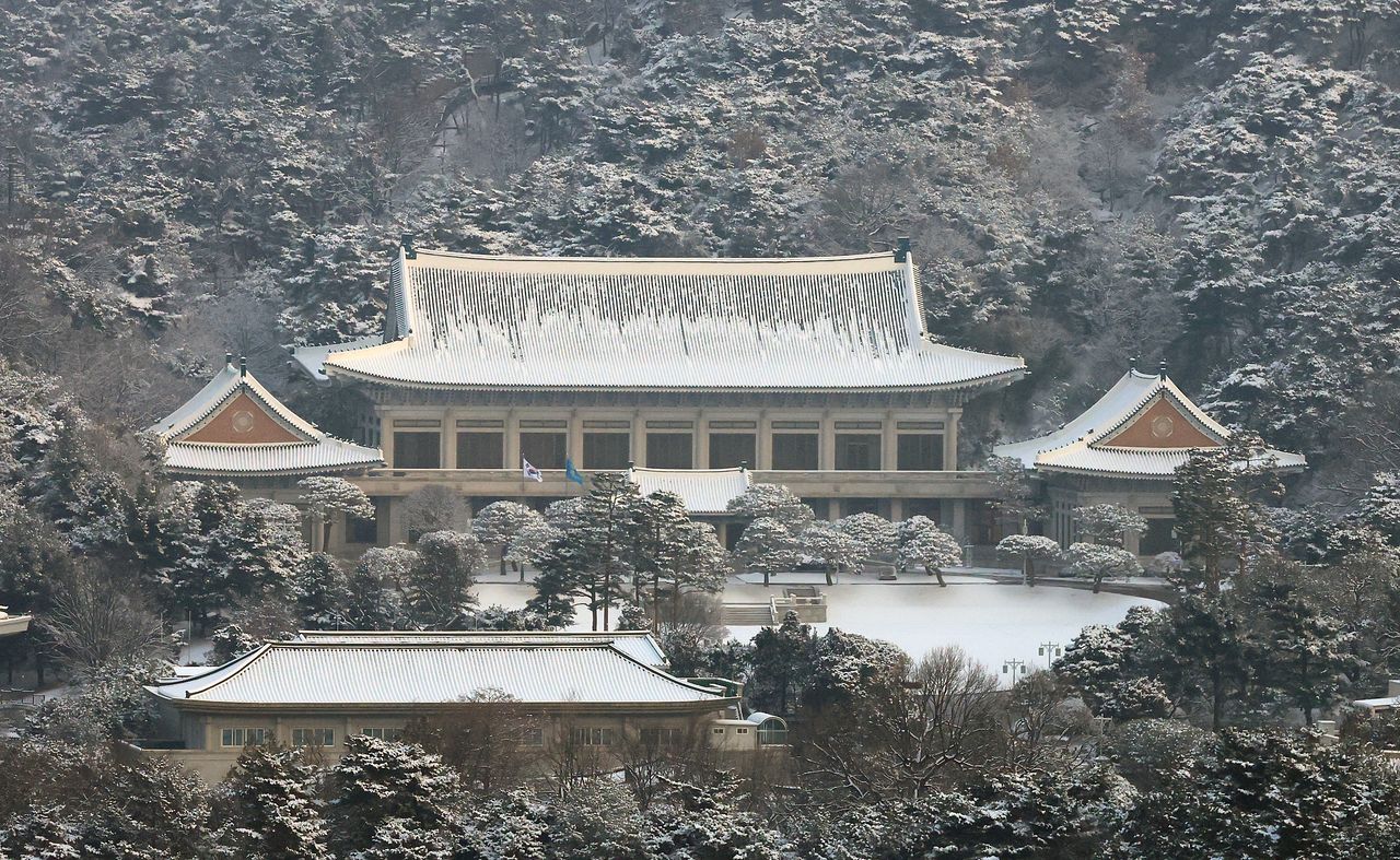2일 서울 종로구 청와대가 밤새 내린 눈으로 하얗게 뒤덮여 있다. 뉴스1