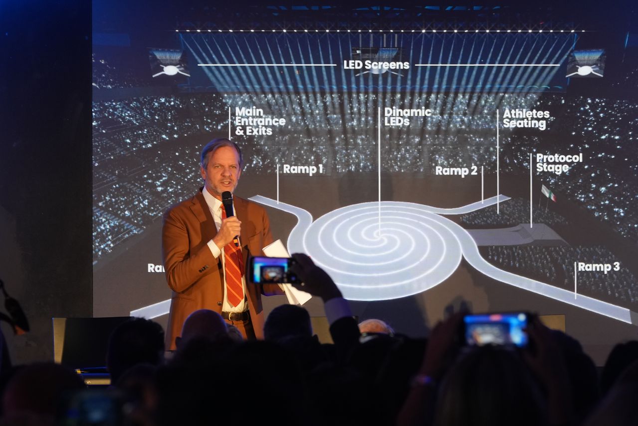 지난해 10월 전 세계 미디어를 대상으로 2026 밀라노.코르티나담페초 동계올림픽 개막식 개요를 설명하는 마르코 발리치 총감독. [AP=연합뉴스]