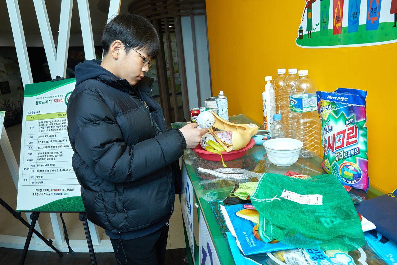 생활폐기물 중 재활용 품목에 대해 알아본 박준후 학생기자.