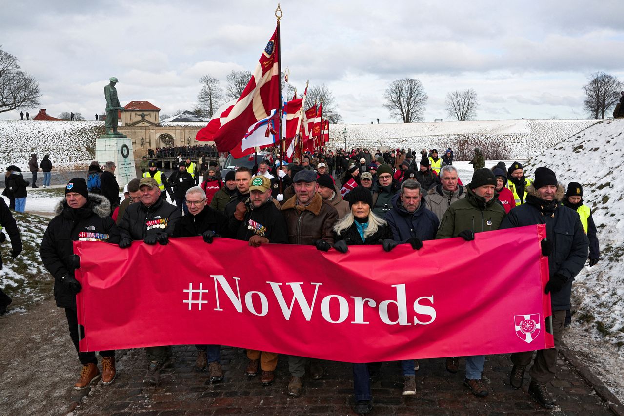 지난달 31일 덴마크 코펜하겐에서 도널드 트럼프 미국 대통령의 그린란드 병합 추진에 항의하는 침묵시위를 벌이고 있는 덴마크 파병용사들. [AP=연합뉴스]