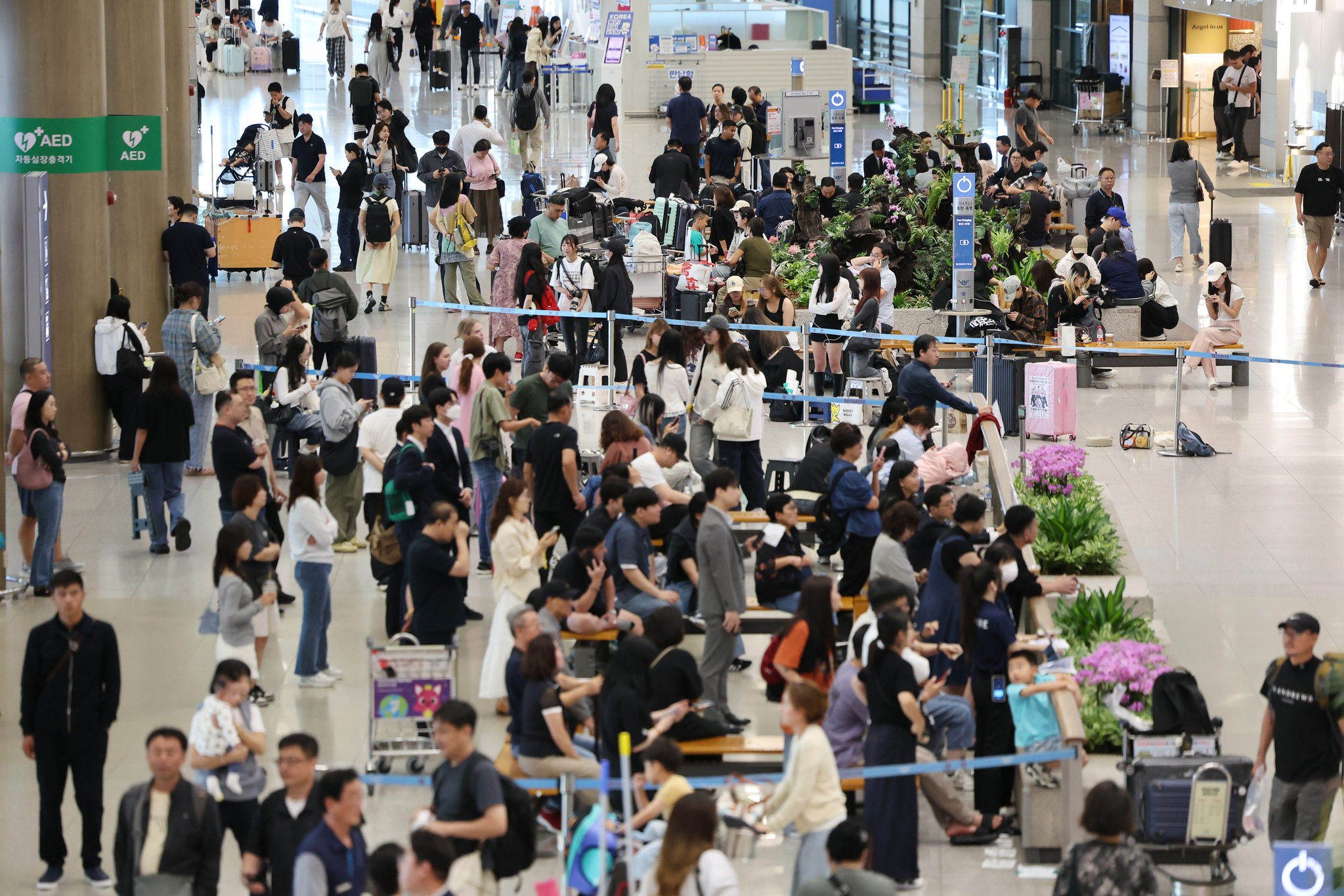 지난해 9월 인천국제공항 1터미널이 여행객들로 붐비고 있다. 연합뉴스