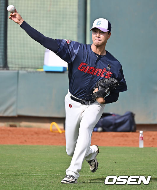 [OSEN=타이난(대만) , 이석우 기자] 프로야구 롯데 자이언츠가 31일(한국시간) 대만 타이난 아시아-태평양 국제야구센터에 스프링캠프를 차리고 구슬땀을 흘렸다.김태형 감독 등코치진과 투수20명,포수5명,내야수9명,외야수7명 등 총41명의 선수단이 1월 20일까지 1차 캠프에서 체력 강화와 기술 훈련을 치른 뒤 21일부터 3월 5일까지 일본 미야자키로 옮겨 2차 캠프에서 구춘리그에 참가해 실전 감각을 점검한다.롯데 윤성빈이 훈련하고 있다. 2026.01.31 / foto0307@osen.co.kr