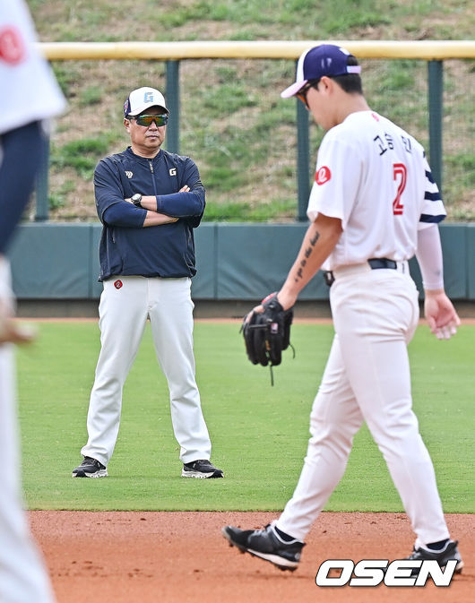 [OSEN=타이난(대만) , 이석우 기자] 프로야구 롯데 자이언츠가 1일(한국시간) 대만 타이난 아시아-태평양 국제야구센터에 스프링캠프를 차리고 구슬땀을 흘렸다.김태형 감독 등코치진과 투수20명,포수5명,내야수9명,외야수7명 등 총41명의 선수단이 1월 20일까지 1차 캠프에서 체력 강화와 기술 훈련을 치른 뒤 21일부터 3월 5일까지 일본 미야자키로 옮겨 2차 캠프에서 구춘리그에 참가해 실전 감각을 점검한다.롯데 김태형 감독이 선수들의 훈련을 지켜보고 있다. 2026.02.01 / foto0307@osen.co.kr