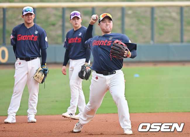 [OSEN=타이난(대만) , 이석우 기자] 프로야구 롯데 자이언츠가 31일(한국시간) 대만 타이난 아시아-태평양 국제야구센터에 스프링캠프를 차리고 구슬땀을 흘렸다.김태형 감독 등코치진과 투수20명,포수5명,내야수9명,외야수7명 등 총41명의 선수단이 1월 20일까지 1차 캠프에서 체력 강화와 기술 훈련을 치른 뒤 21일부터 3월 5일까지 일본 미야자키로 옮겨 2차 캠프에서 구춘리그에 참가해 실전 감각을 점검한다.롯데 한동희가 수비 훈련을 하고 있다. 2026.01.31 / foto0307@osen.co.kr