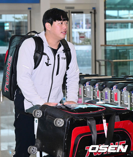 [OSEN=인천공항, 최규한 기자] 프로야구 LG 트윈스가 23일 오후 2026 시즌을 준비하기 위해 22일 오후 인천공항을 통해 미국으로 출국했다.LG는 오는25일부터2월22일까지 미국 애리조나에서 1차스프링캠프를 펼친다. LG 함덕주가 출국장에 들어서고 있다. 2026.01.23 / dreamer@osen.co.kr