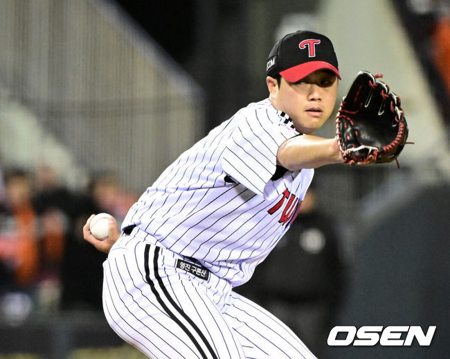 [OSEN=잠실, 이대선 기자] 27일 오후 서울 잠실야구장에서 2025 신한 SOL Bank KBO리그 포스트시즌 한국시리즈 2차전 LG 트윈스와 한화 이글스의 경기가 열렸다.LG는 임찬규, 한화는 류현진을 선발 투수로 내세웠다.8회초 LG 함덕주가 역투하고 있다. 2025.10.27 /sunday@osen.co.kr