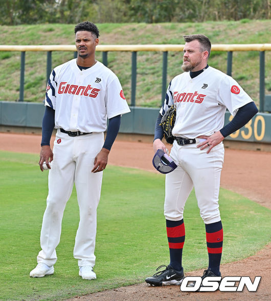 [OSEN=타이난(대만) , 이석우 기자] 프로야구 롯데 자이언츠가 1일(한국시간) 대만 타이난 아시아-태평양 국제야구센터에 스프링캠프를 차리고 구슬땀을 흘렸다.김태형 감독 등코치진과 투수20명,포수5명,내야수9명,외야수7명 등 총41명의 선수단이 1월 20일까지 1차 캠프에서 체력 강화와 기술 훈련을 치른 뒤 21일부터 3월 5일까지 일본 미야자키로 옮겨 2차 캠프에서 구춘리그에 참가해 실전 감각을 점검한다.롯데 새 외국인 투수 비슬리와 로드리게스가 얘기를 하고 있다. 2026.02.01 / foto0307@osen.co.kr