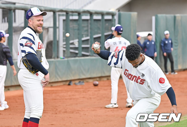 [OSEN=타이난(대만) , 이석우 기자] 프로야구 롯데 자이언츠가 1일(한국시간) 대만 타이난 아시아-태평양 국제야구센터에 스프링캠프를 차리고 구슬땀을 흘렸다.김태형 감독 등코치진과 투수20명,포수5명,내야수9명,외야수7명 등 총41명의 선수단이 1월 20일까지 1차 캠프에서 체력 강화와 기술 훈련을 치른 뒤 21일부터 3월 5일까지 일본 미야자키로 옮겨 2차 캠프에서 구춘리그에 참가해 실전 감각을 점검한다.롯데 새 외국인 투수 비슬리와 로드리게스가 투구 동작에 대해 얘기를 하고 있다. 2026.02.01 / foto0307@osen.co.kr