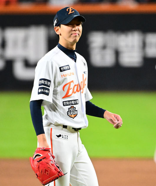 [OSEN=대전, 지형준 기자] 31일 대전 한화생명볼파크에서 2025 신한 SOL Bank KBO리그 포스트시즌 한국시리즈 5차전 한화 이글스와 LG 트윈스의 경기가 열렸다.이날 경기에 한화는 문동주를, LG는 톨허스트를 선발투수로 내세웠다. 4회초 2사 1,2루에서 한화 황준서가 LG 김현수를 삼진 처리하며 더그아웃으로 향하고 있다. 2025.10.31 /jpnews@osen.co.kr