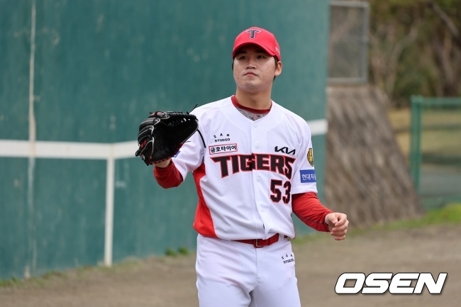 KIA 김기훈이 아마미 스트핑캠프에서 캐치볼을 하고 있다./KIA 타이거즈 제공