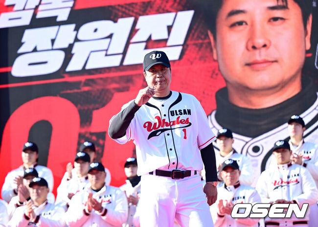 [OSEN=울산, 최규한 기자] 울산웨일즈 프로야구 창단식이 2일 오후 울산 문수야구장에서 열렸다.이날 창단식에는 김두겸 울산시장을 비롯해 허구연KBO총재, 김철욱 시 체육회장, 야구 관계자·선수단, 시민 등 500여 명이 참석했다. 울산웨일즈 프로야구단은 오는 3월 20일KBO퓨처스리그 개막전을 시작으로 시즌 일정에 돌입한다.장원진 감독이 인사를 전하고 있다. 2026.02.02 / dreamer@osen.co.kr