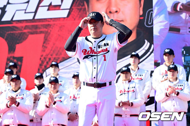 [OSEN=울산, 최규한 기자] 울산웨일즈 프로야구 창단식이 2일 오후 울산 문수야구장에서 열렸다.이날 창단식에는 김두겸 울산시장을 비롯해 허구연KBO총재, 김철욱 시 체육회장, 야구 관계자·선수단, 시민 등 500여 명이 참석했다. 울산웨일즈 프로야구단은 오는 3월 20일KBO퓨처스리그 개막전을 시작으로 시즌 일정에 돌입한다.장원진 감독이 인사를 전하고 있다. 2026.02.02 / dreamer@osen.co.kr