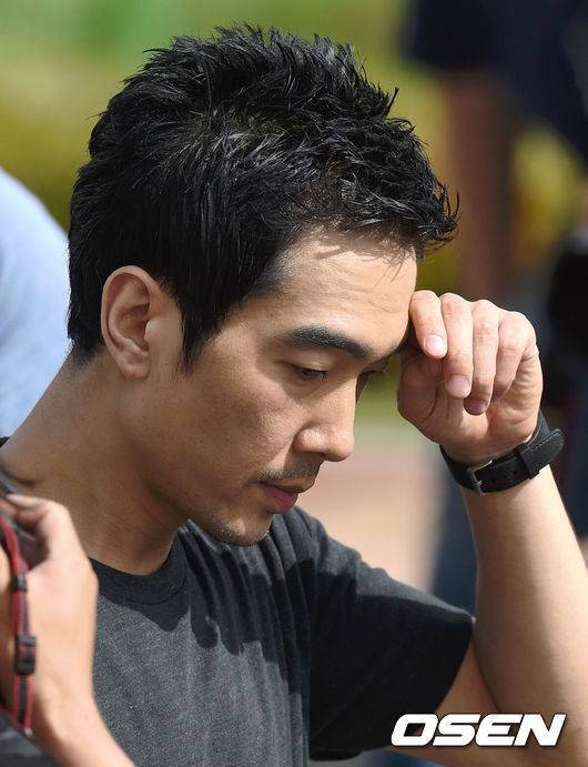 [OSEN=이대선 기자] 가수 고영욱이 10일 오전 서울남부교도소에서 출소했다.가수 고영욱이 취재진에 둘러싸인 채 빠져나가고 있다.고영욱은 지난 2013년 '미성년자 성폭행 및 성추행 혐의'로 기소됐다. 이와 관련해 대법원은 징역 2년 6개월, 신상정보 공개·고지 5년, 위치추적 전자장치(전자발찌) 부착 3년 등 피고인 고영욱에 대한 항소심에 대한 상고를 기각하고 원심을 확정했다.고영욱은 재판 기간 중 남부구치소에서 11개월여가량을 보낸 후 이후 안양교도소에서 복역을 해왔고, 이후 서울남부교도소로 이송, 수용됐다. 모든 형량을 채우고 10일 예정대로 출소한 뒤에는 신상정보 공개·고지 5년, 위치추적 전자장치(전자발찌) 부착 3년이 추가 시행된다.한편 고영욱은 지난 2010년 7월부터 2012년 12월까지 자신의 오피스텔과 승용차 등에서 미성년자 3인을 총 4차례에 걸쳐 성폭행 및 강제 추행한 혐의로 구속기소 됐다./sunday@osen.co.kr