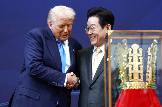 도널드 트럼프 미국 대통령이 지난해 10월 이재명 대통령과의 정상회담에서 신라 금관을 선물받으며 악수하고 있다. [로이터=연합뉴스]