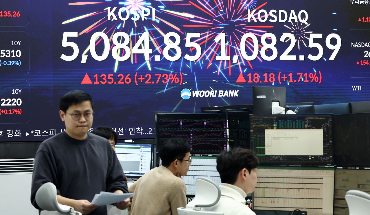 서울 중구 우리은행 본점 딜링룸 전광판 자료사진. 뉴스1