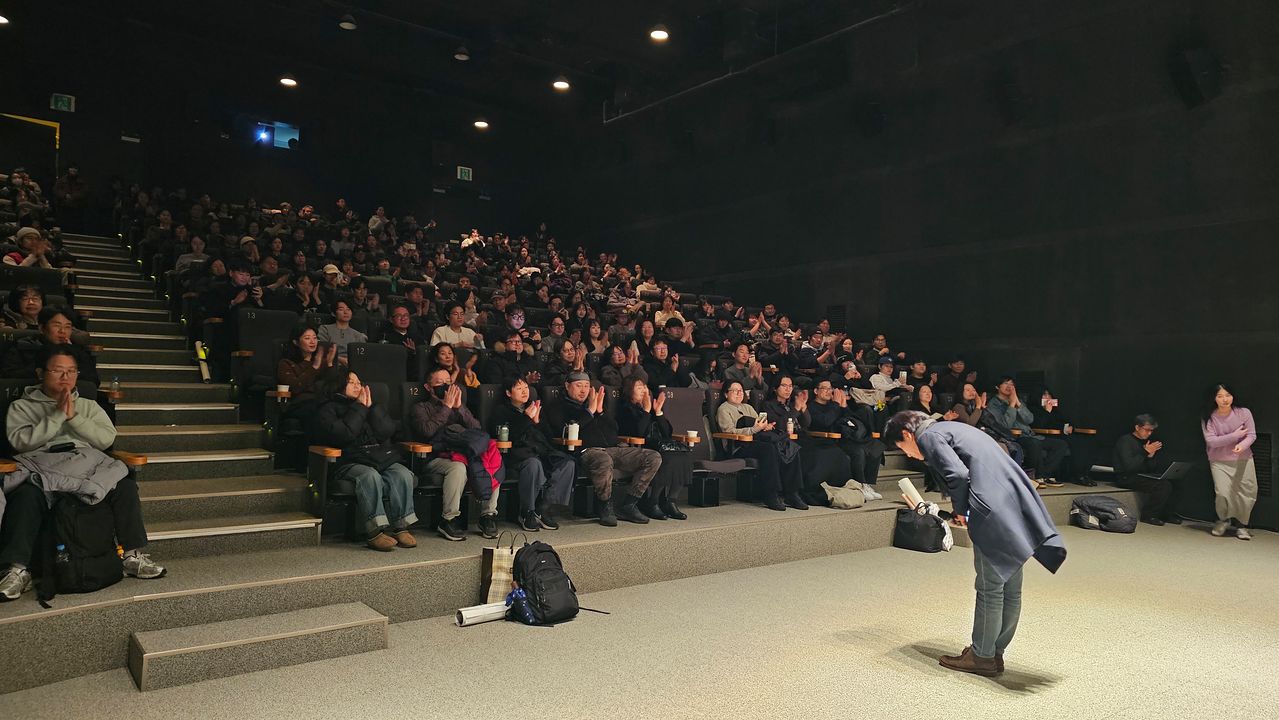 이은 명필름 대표가 1일 명필름아트센터 폐관을 앞뒤고 관객들을 만나고 있다． 정은혜 기자