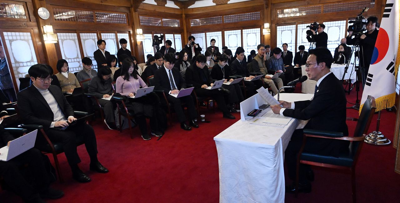 김민석 국무총리가 2일 오후 서울 종로구 삼청동 총리공관에서 열린 출입기자단 간담회에서 발언하고 있다. 사진공동취재단