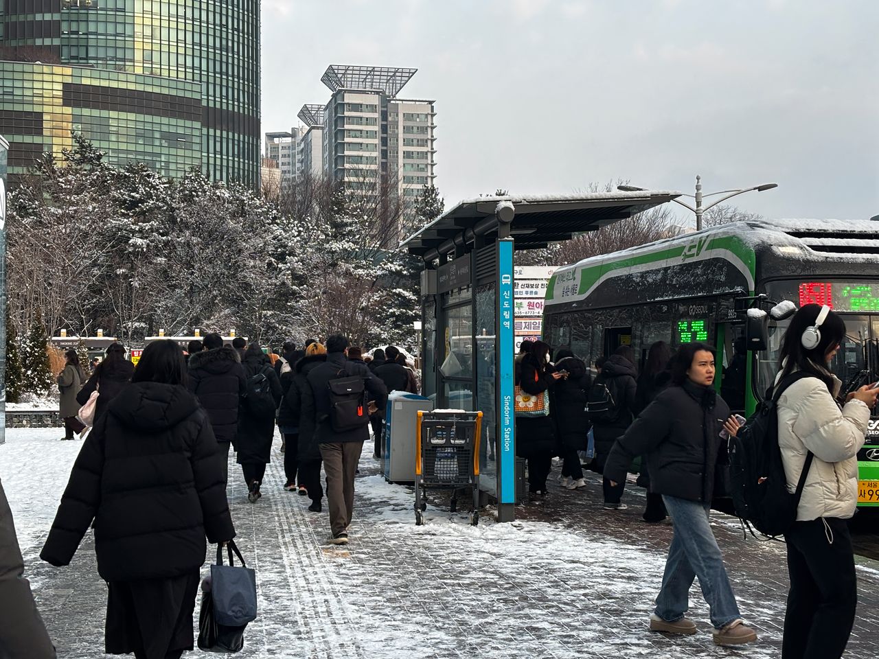 2일 오전 서울 1호선 신도림역 3번 출구 인근 버스정류장에 출근하는 시민들이 몰려있다. 곽주영 기자