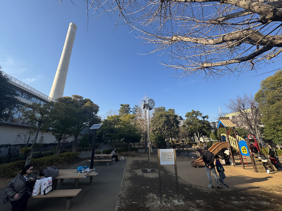 일본 도쿄 도심 빌딩 사이로 메구로 청소공장의 굴뚝이 우뚝 솟아 있다. 메구로 청소공장 인근 소음 완충 지역에는 어린이 놀이터가 설치됐다. 중앙포토 