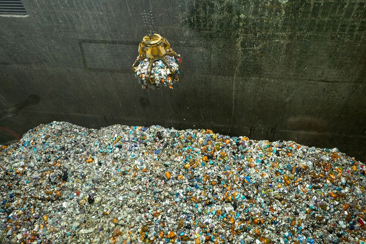 쓰레기 피트에는 총 7000톤 정도 쓰레기를 저장할 수 있는데, 화재 등 위험이 있어 약 4000톤 정도만 저장한다.