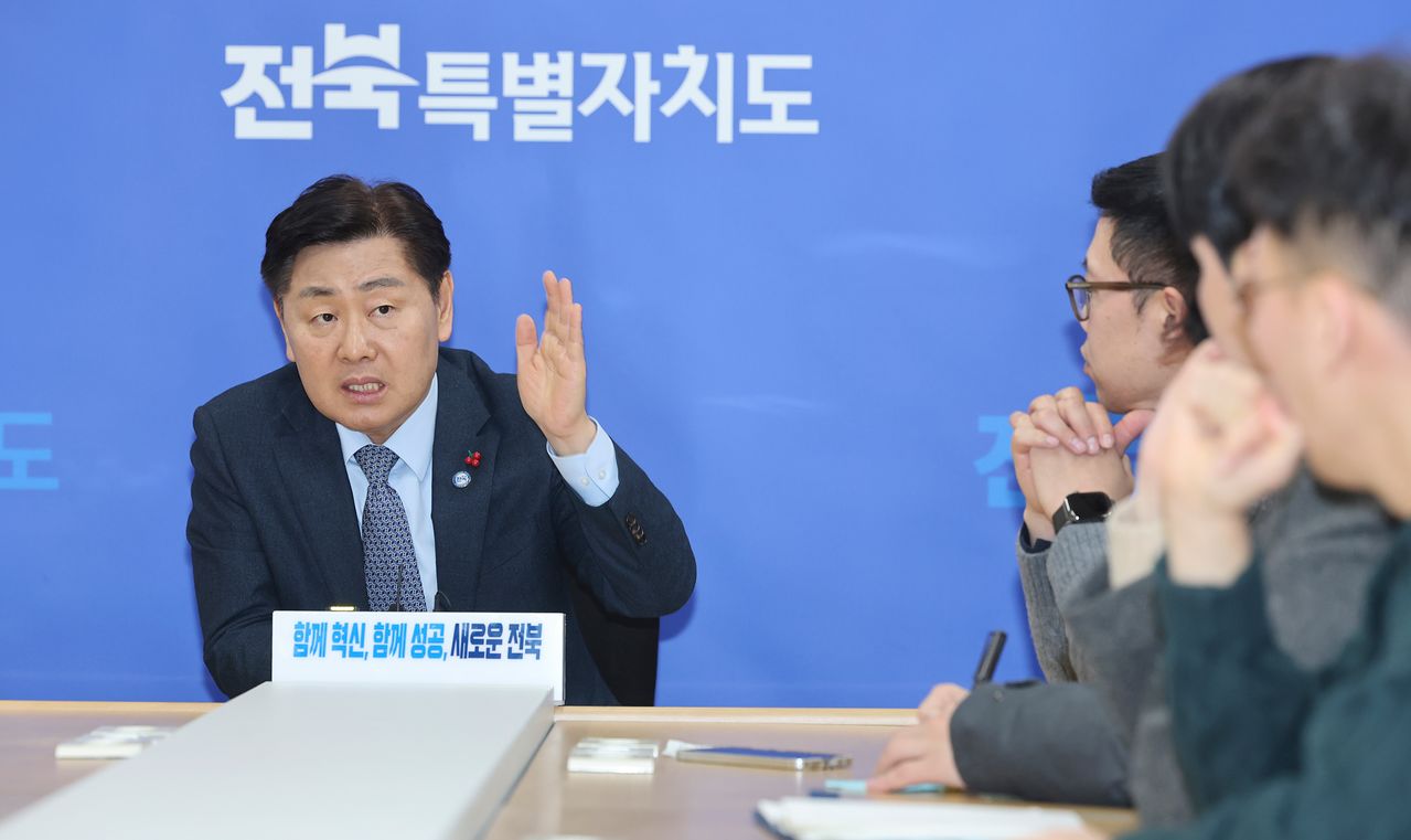 김관영 전북지사가 지난달 29일 도청에서 기자간담회를 열고 이날 금융위원회에 제3 금융중심지 지정 신청서를 제출한 것과 관련해 설명하고 있다. 사진 전북도