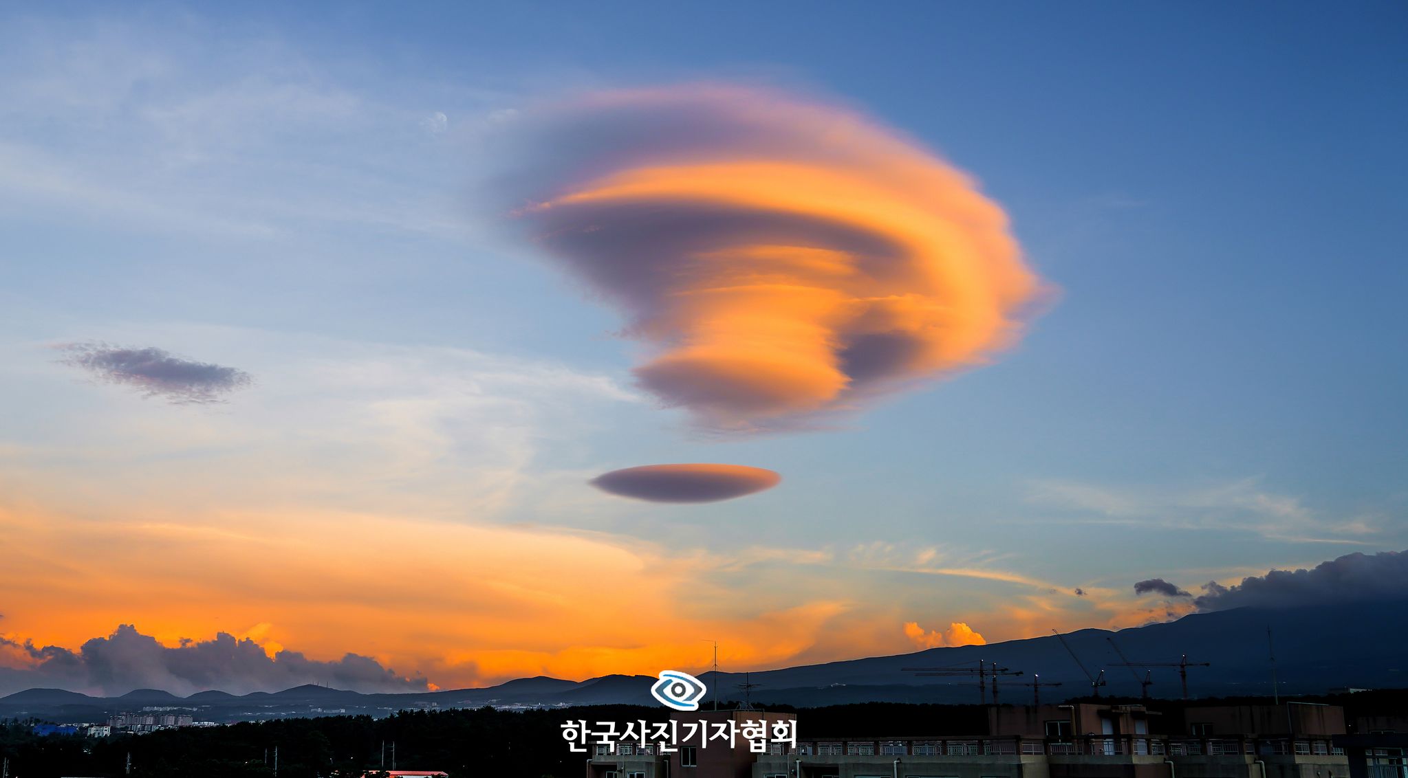 〈제주 하늘에 UFO 닮은 렌즈구름 - 네이처 가작〉요란한 비가 내린 후 맑게 갠 2025년 9월 13일 오후 제주시 오라동에서 바라본 남동쪽 하늘에 미확인비행물체(UFO)를 닮은 일명 '렌즈구름(lenticularis Cloud)'이 떠올라 진풍경을 연출하고 있다. 뉴시스=우장호 기자