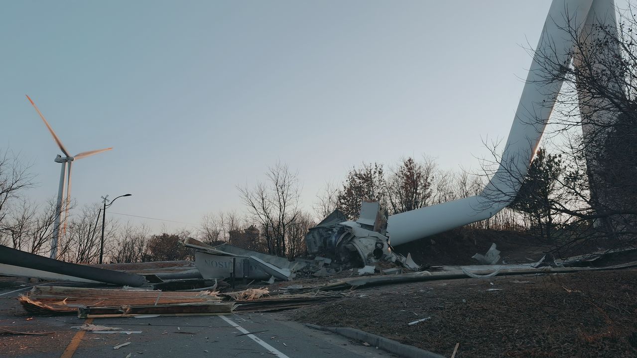 2일 오후 경북 영덕군 영덕읍 창포리 영덕풍력발전단지에서 풍력발전기 1기가 파손돼 도로로 넘어지는 사고가 발생했다. 소방당국이 사고 현장을 수습하고 있다. 사진 경북소방본부