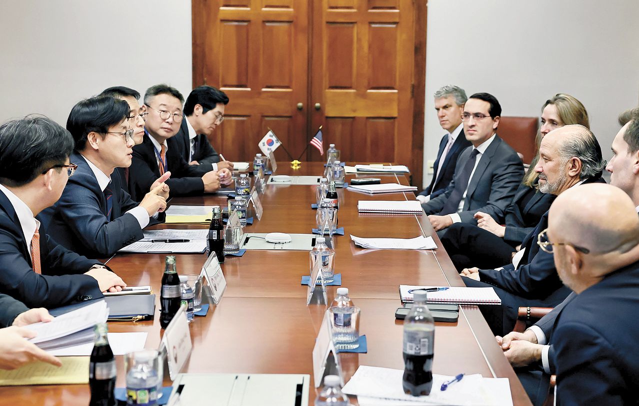 김정관 산업통상부 장관이 지난달 29일(현지 시간) 미국 워싱턴 DC 상무부 회의실에서 하워드 러트닉 상무부 장관과 회담하고 있다. 산업통상부 제공