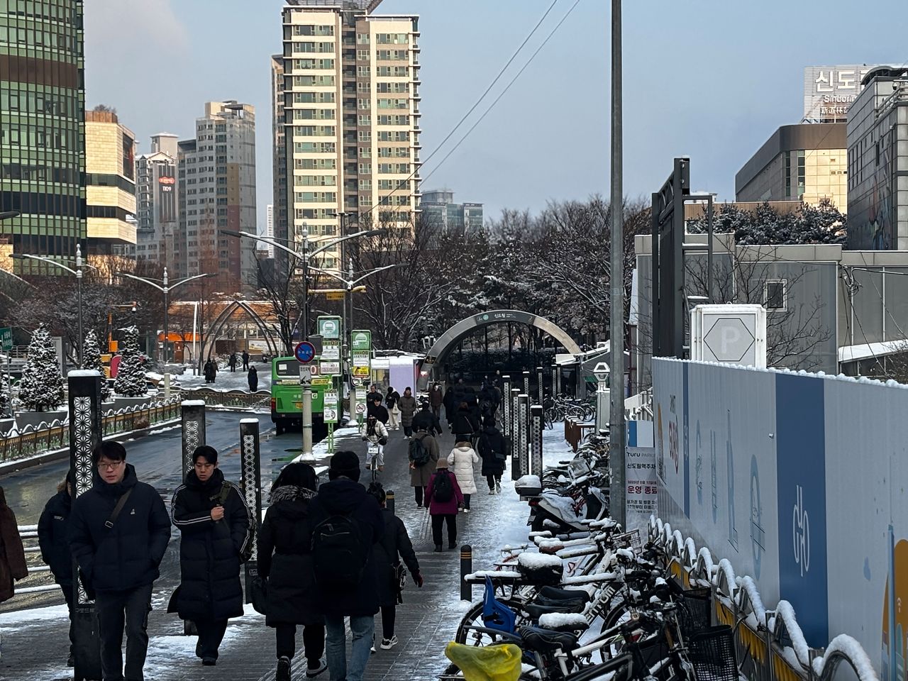 2일 오전 서울 1호선 신도림역으로 향하는 시민들의 모습. 시민들은 새벽에 내린 눈 때문에 ″평소보다 지하철에 사람이 붐빈다″고 말했다. 곽주영 기자