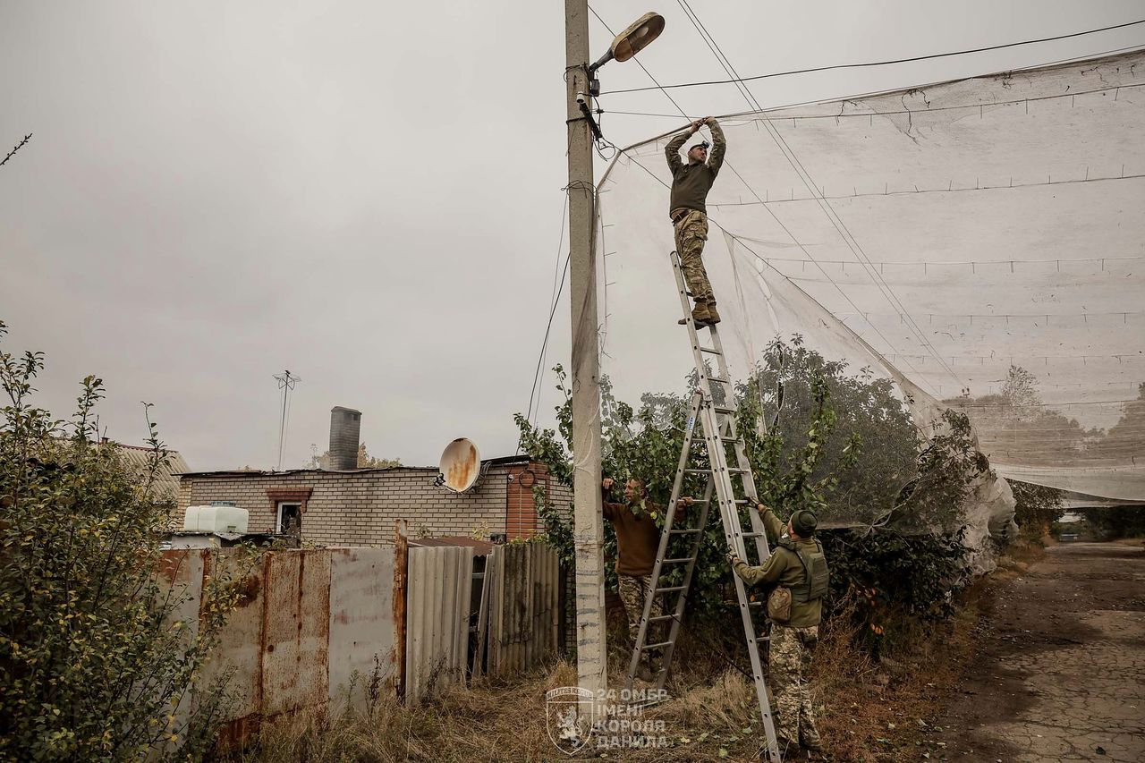 지난해 11월 16일(현지시간) 우크라이나 제11군단 페이스북에 올라온 어망 설치 모습. 사진 페이스북 캡처