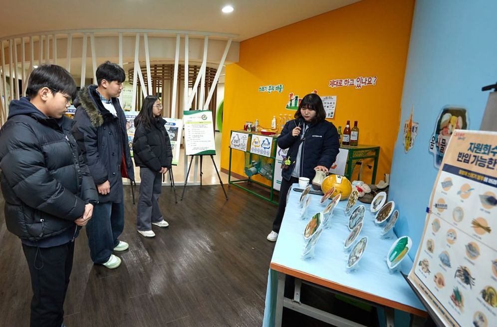 자원회수시설에 반입 가능한 쓰레기와 안 되는 쓰레기에 관해 알아본 소중 학생기자단.