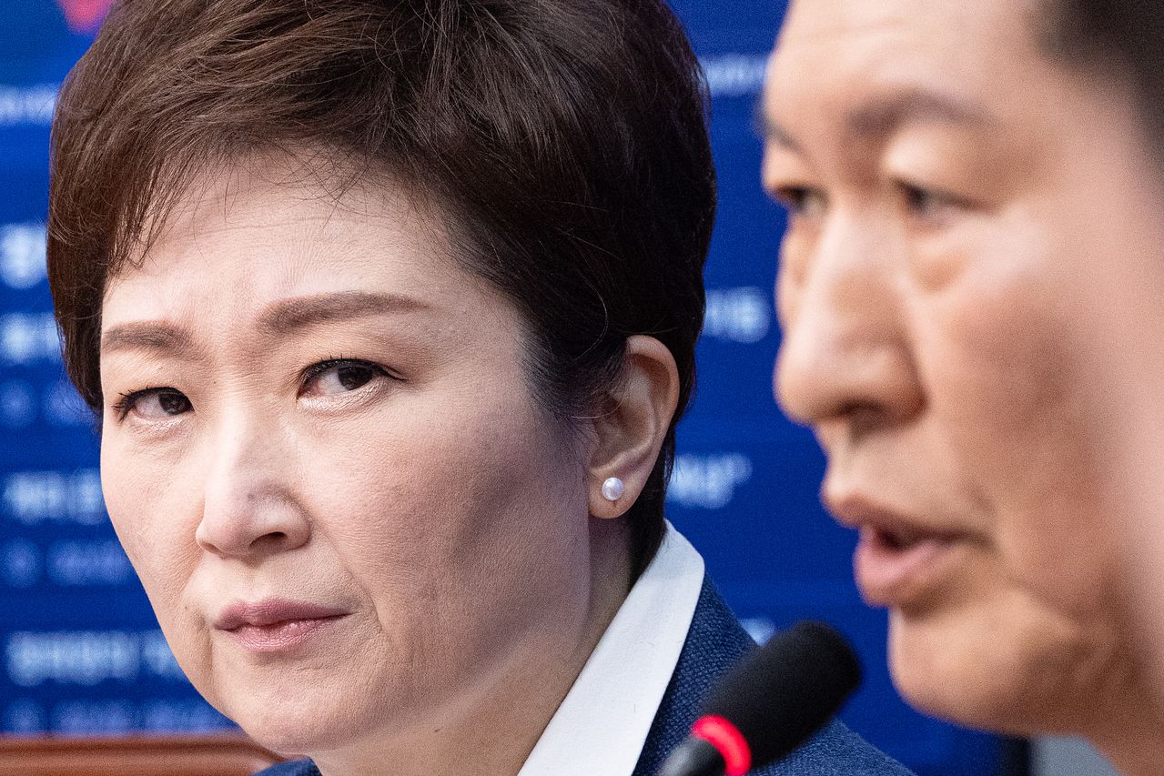 이언주 더불어민주당 최고위원이 2일 서울 여의도 국회에서 열린 최고위원회의에서 정청래 대표를 바라보고 있다. 뉴스1