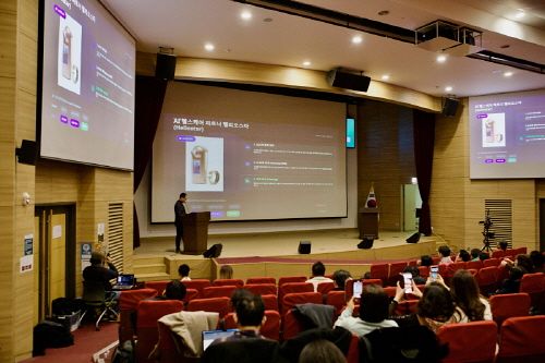 AI 헬스케어 기기 '헬리오스타'의 핵심 기술을 소개하고 있다.