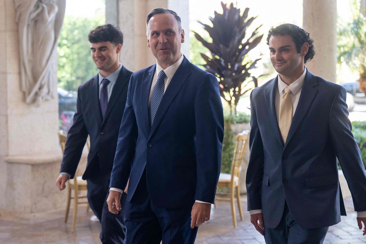 댄 스카비노 미국 백악관 부비서실장(가운데)이 1일(현지시간) 플로리다주 팜비치에 위치한 도널드 트럼프 대통령의 마러라고 리조트에서 열린 자신의 결혼식장에 도착하고 있다. AFP=연합뉴스