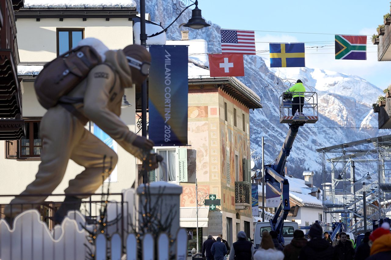 2026 밀라노.코르티나담페초 동계올림픽 설상 경기가 열릴 코르티나담페초 시내에 참가국 국기가 걸려 있다. [로이터=연합뉴스]