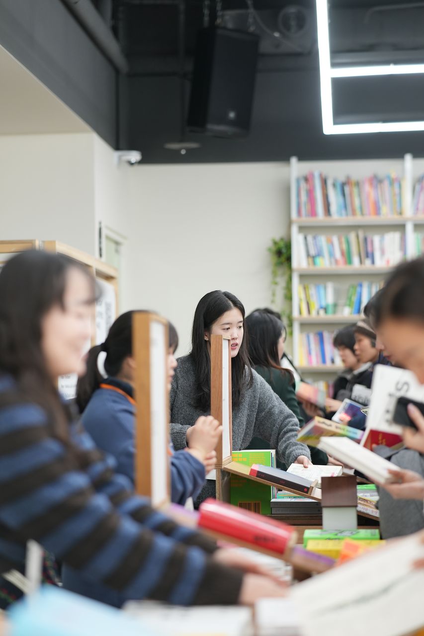 국내 첫 비문학 도서전 ‘디스이즈텍스트’가 열렸다. 출판사 관계자와 독자가 쾌적한 환경에서 대화를 나눌 수 있도록 예약제로 기획하고, ‘독서카드’ 등을 도입했다. [사진 디스이즈텍스트]