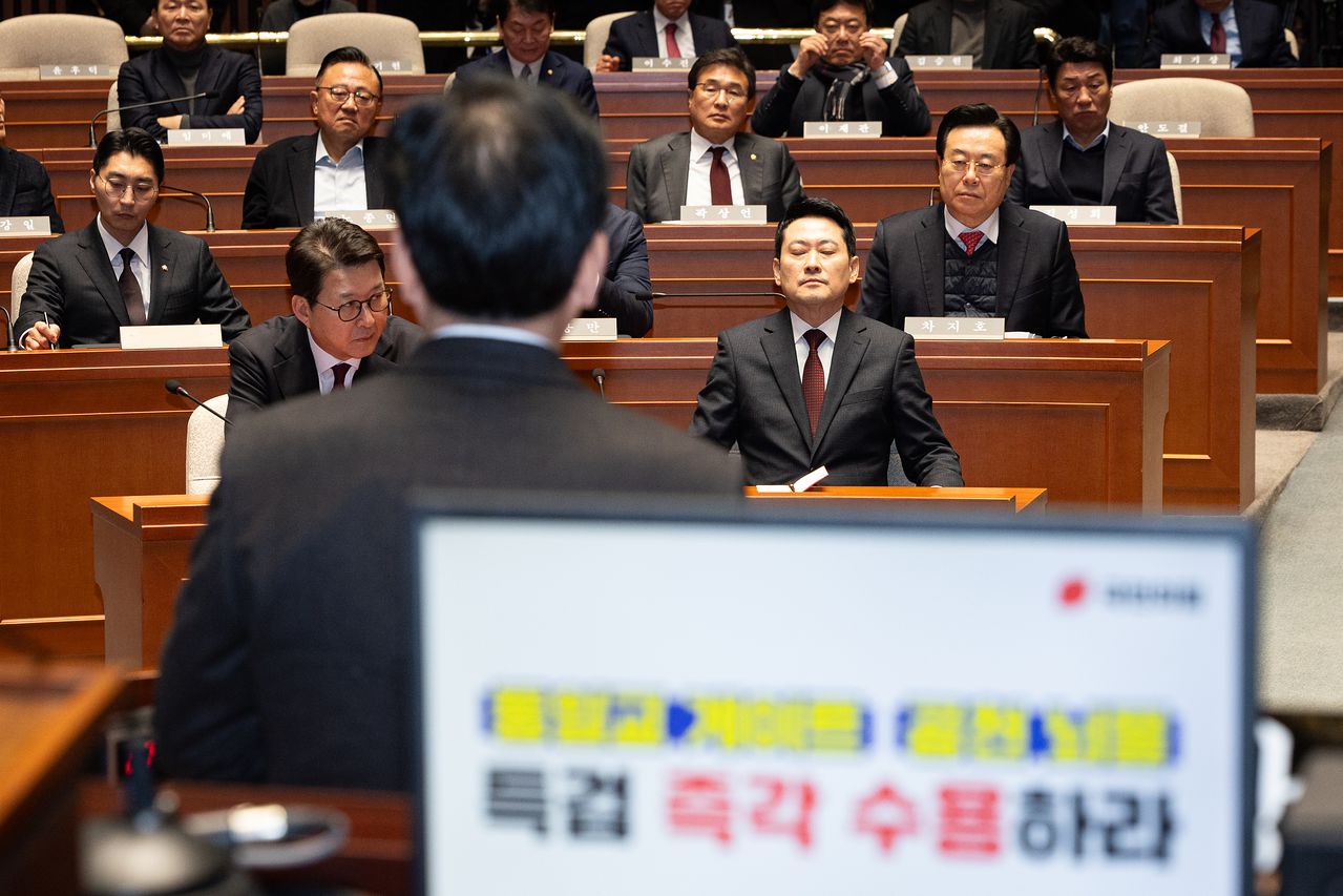 장동혁 국민의힘 대표가 2일 서울 여의도 국회에서 열린 의원총회에서 송언석 원내대표의 모두 발언을 경청하고 있다. 뉴스1