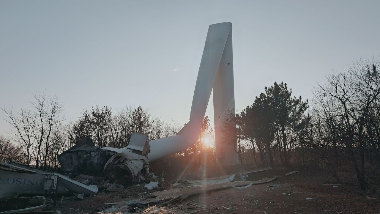 2일 오후 경북 영덕군 영덕읍 창포리 영덕풍력발전단지에서 풍력발전기 1기가 파손돼 도로로 넘어지는 사고가 발생했다. 소방당국이 사고 현장을 수습하고 있다. 사진 경북소방본부