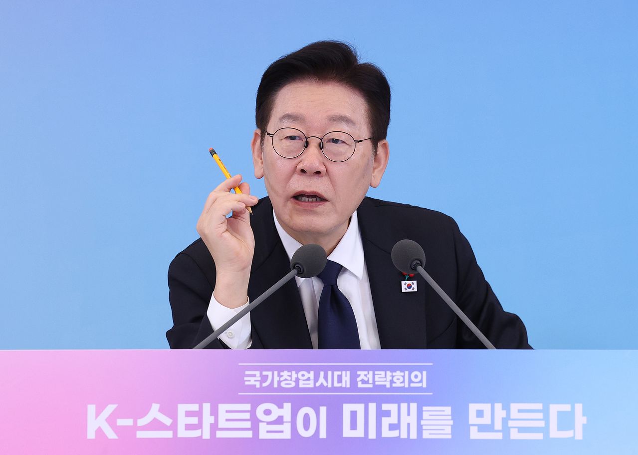 이재명 대통령이 지난달 30일 청와대에서 열린 국가창업시대 전략회의에서 모두발언을 하고 있다. 청와대사진기자단 