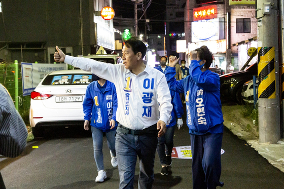 2022년 당시 이광재 더불어민주당 강원지사 후보가 강원 속초 먹자골목에서 유세하는 모습. 이광재 캠프 제공