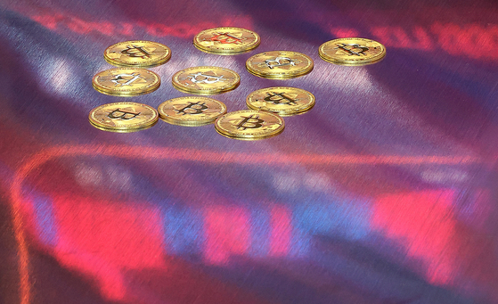 금융당국이 주가 조작과 가상자산 시세조종을 적발하는 인공지능(AI) 시스템을 도입한다고 2일 밝혔다. 온라인과 SNS서 퍼지는 주가 이상거래 관련 글을 분석해 위험 종목을 가려내고, 초 단위 코인 시세조종도 잡아낼 수 있다. 뉴스1