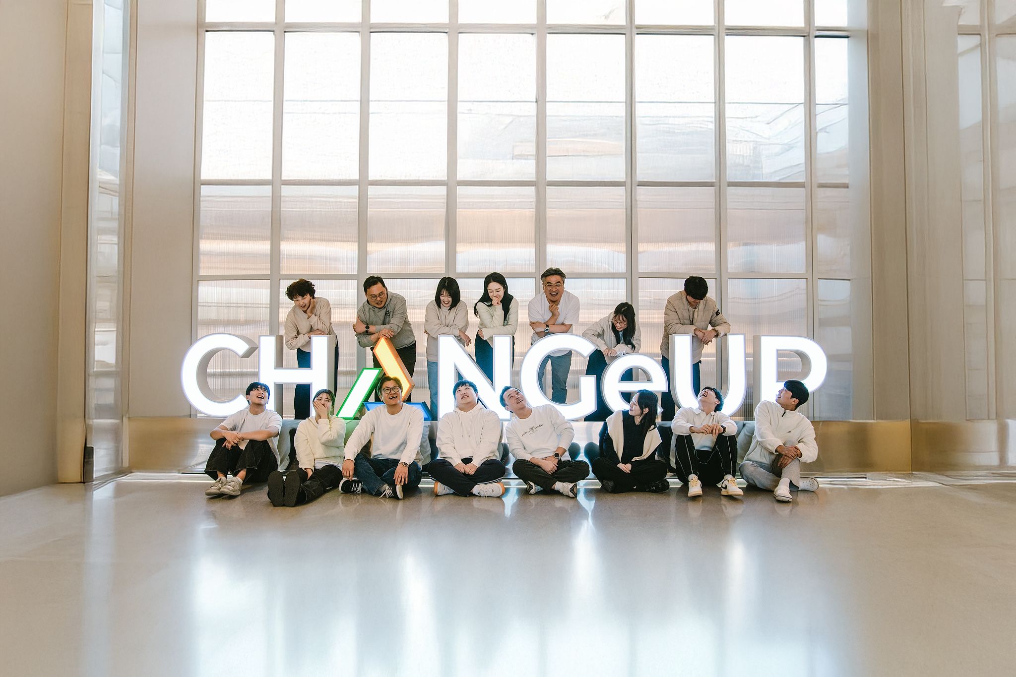 ㈜옴니코트 박순홍 대표와 직원들. 박 대표는 둘째줄 왼쪽에서 5번째. 사진 ㈜옴니코트