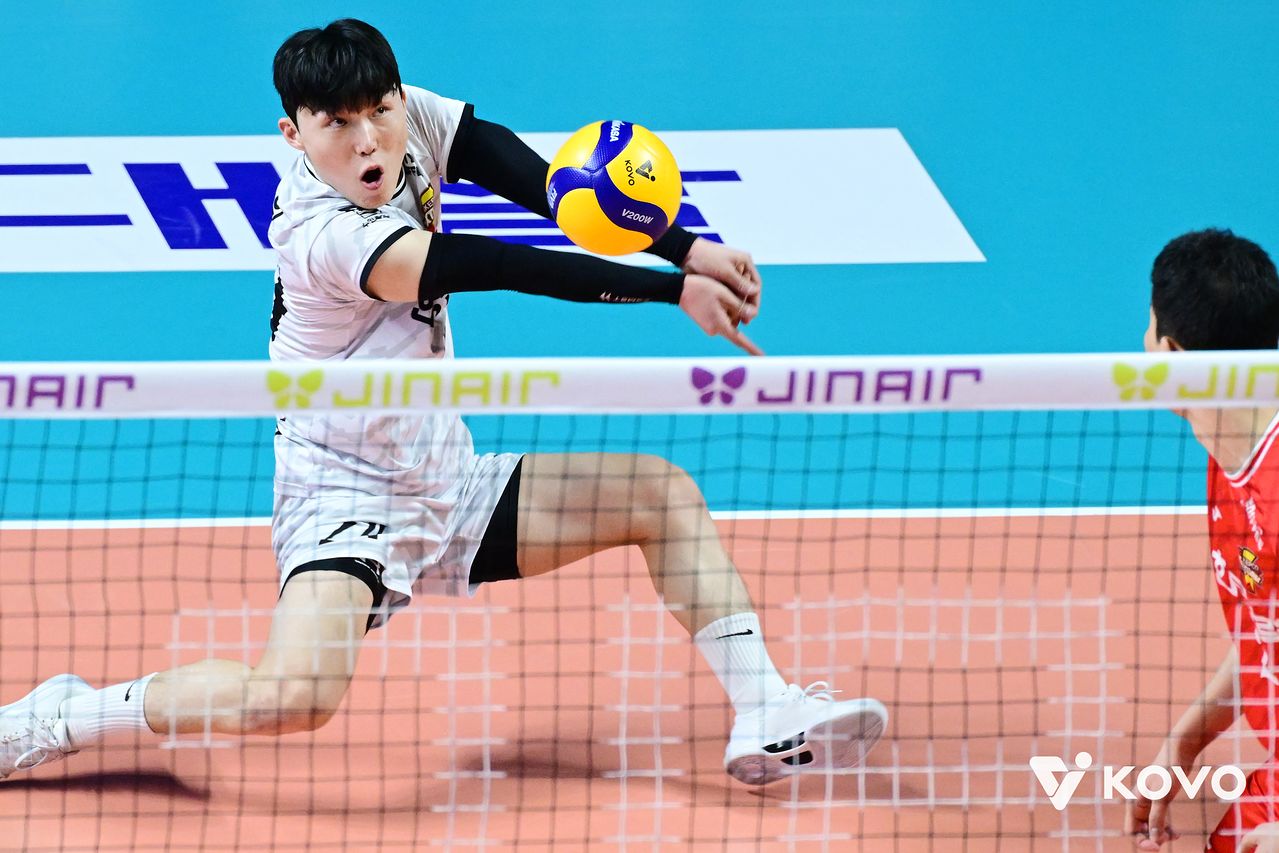 2일 서울 장충체육관에서 열린 우리카드와의 경기에서 공을 받아내는 한국전력 장지원. 사진 한국배구연맹