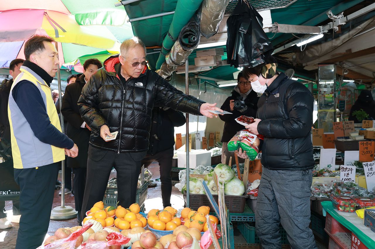 류진 한국경제인협회 회장이 2일 서울 영등포구 대림동 우리 시장을 방문해 설 명절을 앞두고 전통시장에서 물품을 구매하고 있다. 이번 행사는 설을 맞아 소외된 이웃들에게 온기를 전하고 소상공인을 응원하는 취지로 마련됐다. 사진 한국경제인협회