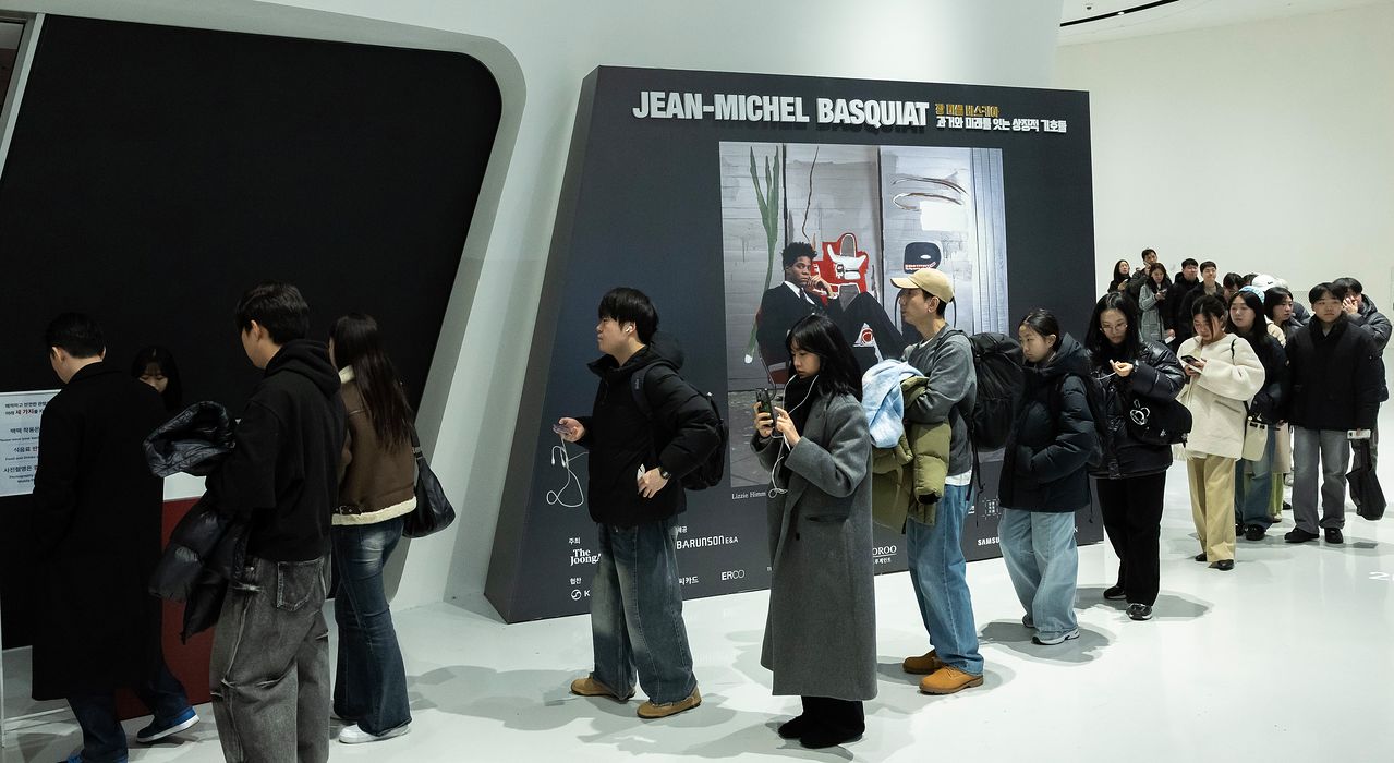 바스키아 특별전 마지막 날인 지난 31일 서울 동대문디자인플라자(DDP) 뮤지엄에는 4612명이 몰려 긴 줄을 이뤘다. 전민규 기자