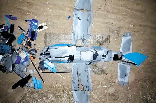 북한 노동당 기관지 노동신문은 지난달 10일 인민군 총참모부 대변인 성명을 게재하며 ″지난 1월 4일 국경 대공 감시 근무를 수행하던 우리 구분대들은 인천시 강화군 송해면 하도리 일대 상공에서 북쪽방향으로 이동하는 공중 목표를 포착하고 추적하였으며 우리측 영공 ８㎞계선까지 전술적으로 침입시킨 다음 특수한 전자전자산들로 공격하여 개성시 개풍구역 묵산리 101.5고지로부터 1200m 떨어진 지점에 강제추락시켰다″고 보도했다. 사진은 추락한 무인기 잔해. 뉴스1