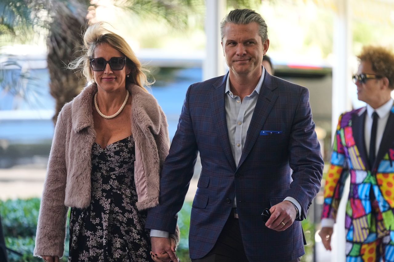 피트 헤그세스 미국 국방장관(오른쪽)과 부인 제니퍼가 1일(현지시간) 도널드 트럼프 대통령 사저가 있는 플로리다주 마러라고 리조트에서 열린 댄 스카비노 백악관 부비서실장의 결혼식장에 나란히 들어서고 있다. AP=연합뉴스