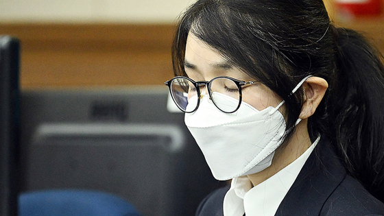 김건희 여사가 지난해 9월 24일 서울 서초동 서울중앙지법에서 열린 김 여사의 특정범죄가중처벌법상 알선수재 및 자본시장법?정치자금법 위반 등 사건 첫 재판에 출석해 눈을 감고 있다. 뉴스1