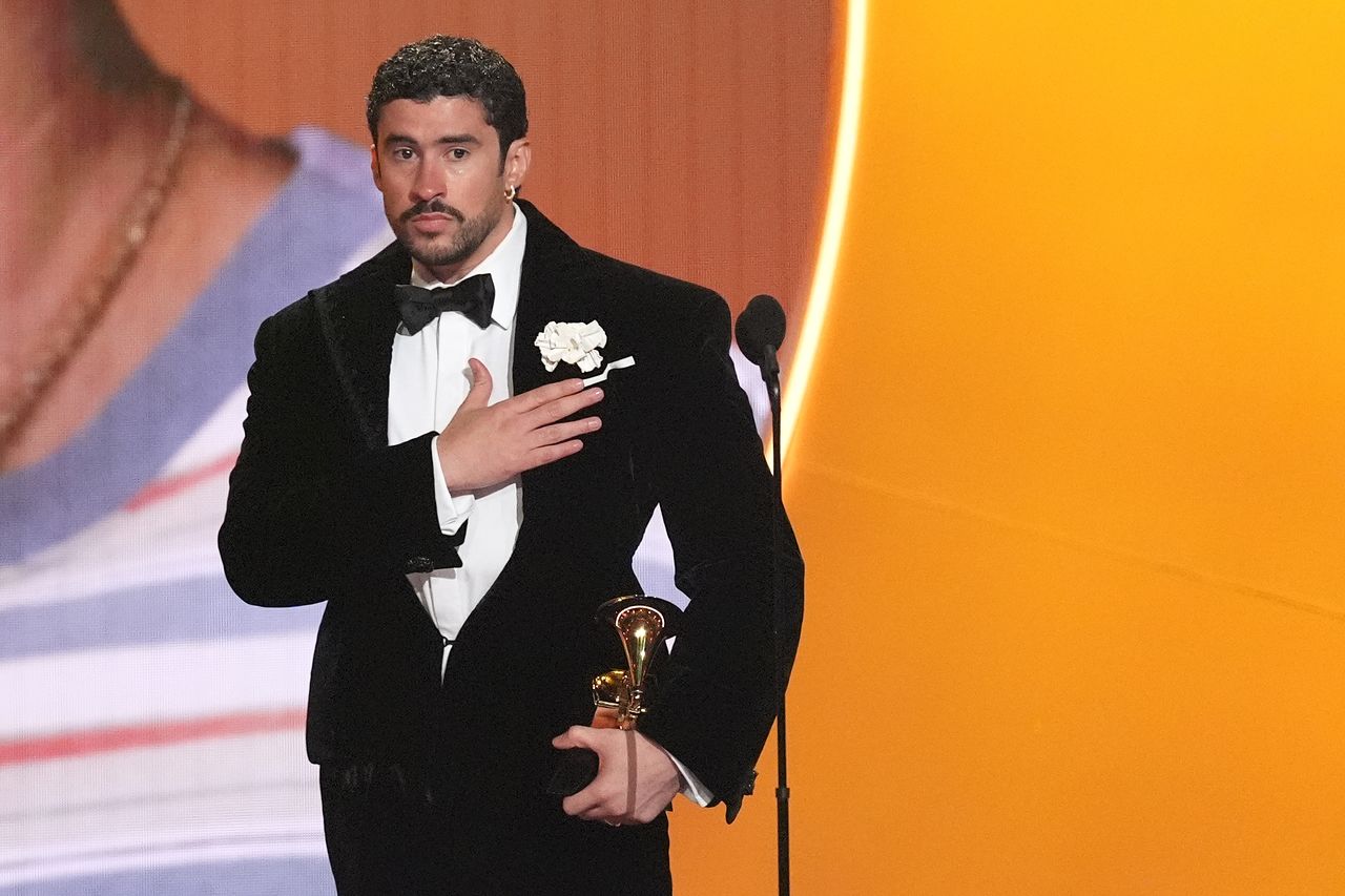 배드 버니가 1일(현지 시간) 그래미 어워즈에서 '올해의 앨범' 상을 받은 뒤 무대에 올라 수상 소감을 밝히고 있다. [사진 AP=연합뉴스]