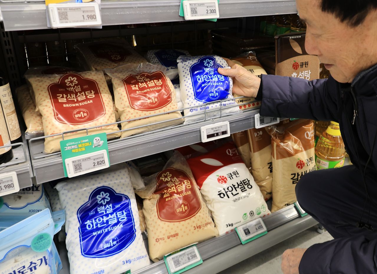 지난달 28일 서울 시내 한 대형마트에서 시민이 설탕을 고르고 있다. 이재명 대통령은 이날 설탕에도 담배처럼 부담금을 부과하는 아이디어를 거론했다. 연합뉴스 